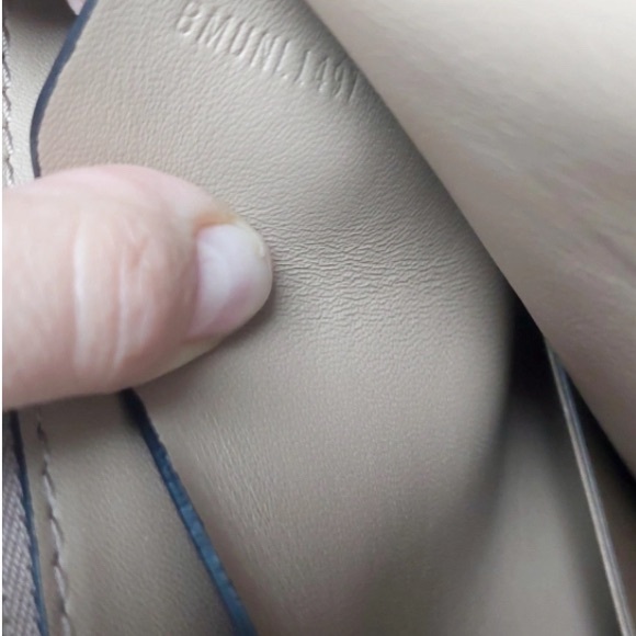 BURBERRY
TB bag leather handbag from Burberry is timeless, classic and beautiful - Picture 6 of 8